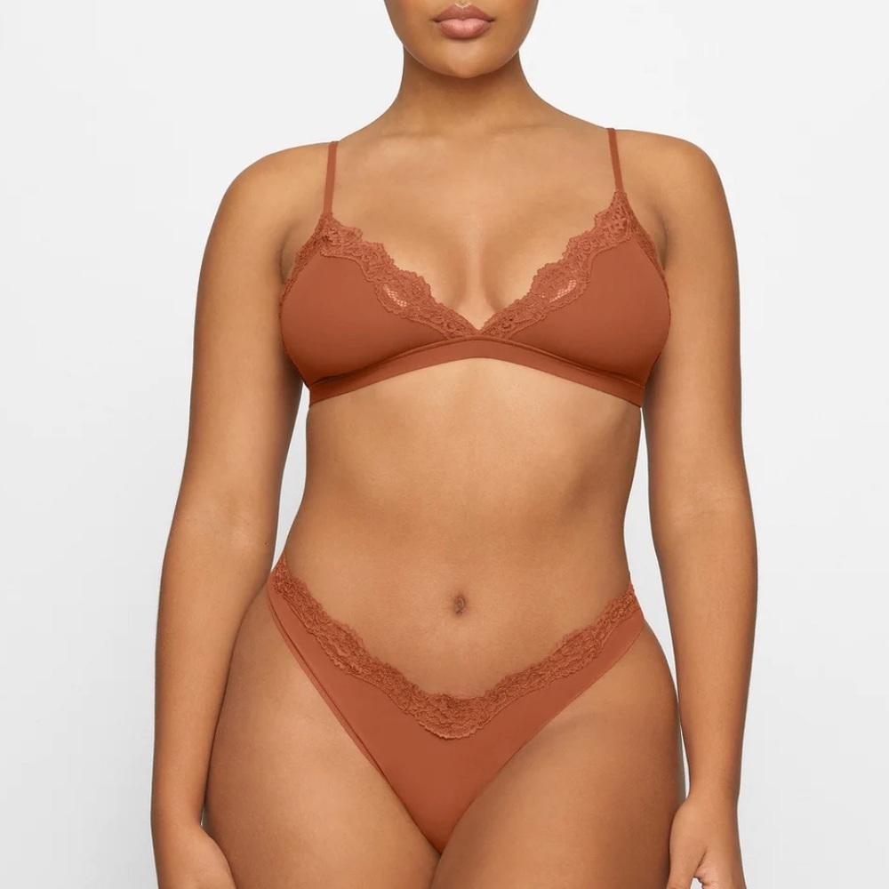 NTW/ SKIMS FITS EVERYBODY LACE TRIANGLE BRALETTE, Color bronze tan.